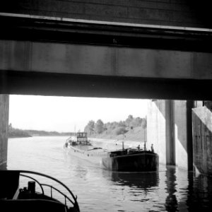 Motorschip onder de sluisdeur in het Grand Canal d'Alsace bij Kembs, Bestanddeelnr 254-1233