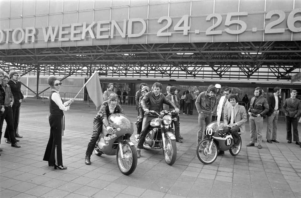 Motortentoonstelling in RAI geopend motoren voor RAI, rechts Paul Lodewijkx, Bestanddeelnr 925-4812