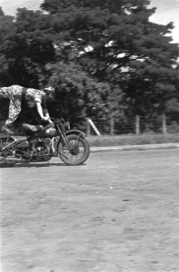 Motorordonnans. Demonstrie vaardigheden motorfiets rijden, Bestanddeelnr 6048