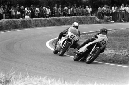 Motorraces circuit Sloten winnaar 500cc Nol Twikler (no. 66) en Mari van Vugt (, Bestanddeelnr 929-2970