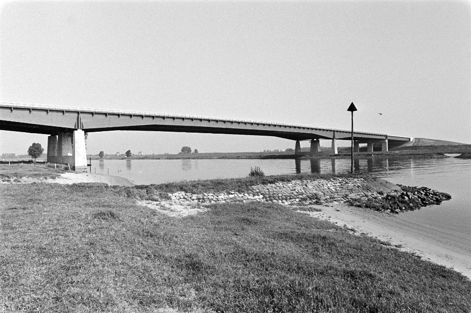 Morgen opent gedeelte snelweg A27 tussen Vianen en nieuwe verkeersplein Lunetten de nieuwe brug over de Lek, Bestanddeelnr 931-5579