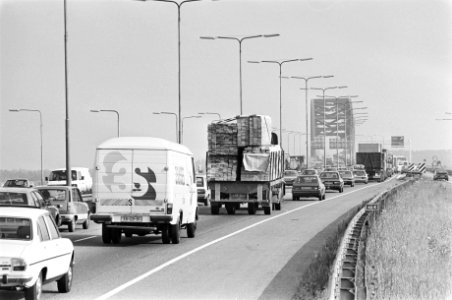 Morgen opent gedeelte snelweg A27 tussen Vianen en nieuwe verkeersplein Lunetten lange files op de Lekbrug bij Vianen, Bestanddeelnr 931-5577