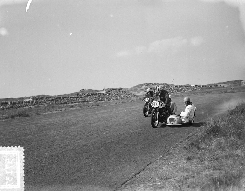 Motorraces Zandvoort. Steeman (87) gevolgd door (17) Wijns (B) winnaar, Bestanddeelnr 905-7137