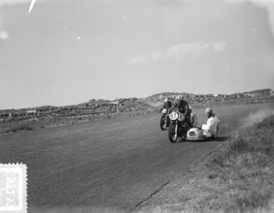 Motorraces Zandvoort. Steeman (87) gevolgd door (17) Wijns (B) winnaar, Bestanddeelnr 905-7137