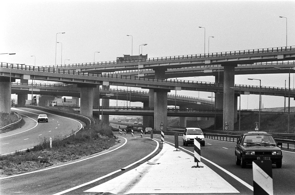 Morgen worden laatste twee fly-overs van verkeersknooppunt Leidschendam open ges, Bestanddeelnr 933-3582