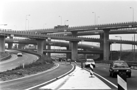 Morgen worden laatste twee fly-overs van verkeersknooppunt Leidschendam open ges, Bestanddeelnr 933-3582