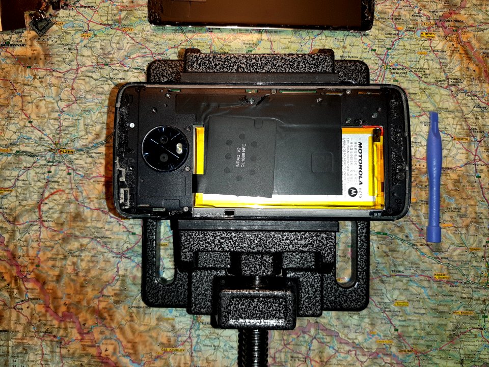 Motorola cell phone disassembly 3