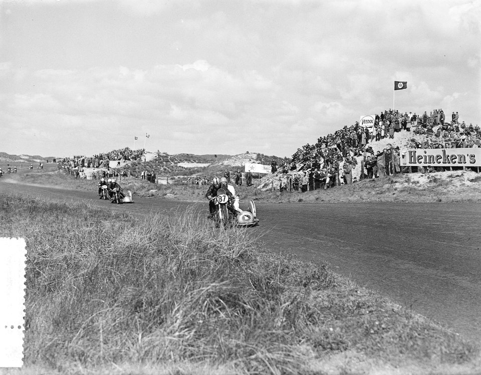 Motorraces Zandvoort. Steeman (87) gevolgd door (17) Wijns( B) winnaar met publi, Bestanddeelnr 905-7139