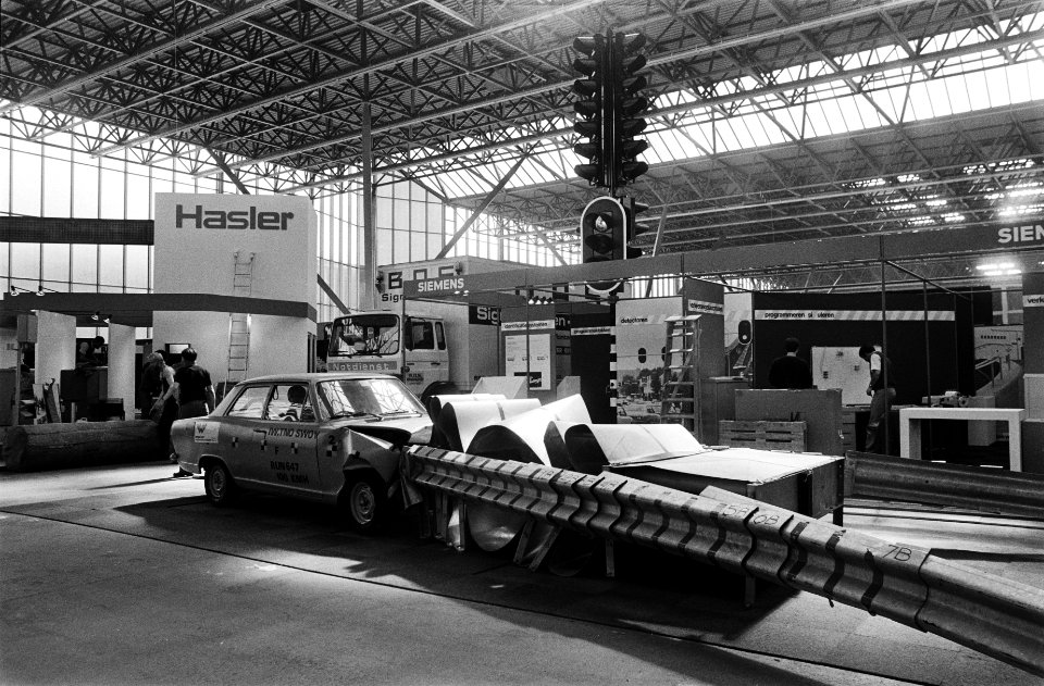 Morgen opent Intertraffic in RAI Amsterdam. Auto tegen beveiligende vangrail in , Bestanddeelnr 932-1115