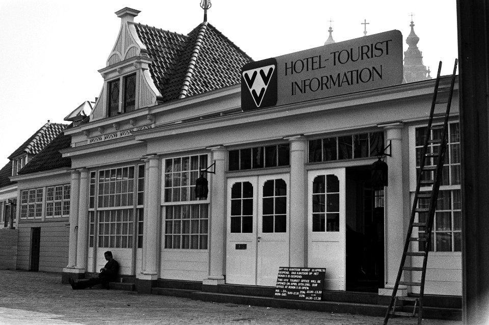 Morgen opent VVV-kantoor op Stationsplein in Amsterdam in een deel van het herbouwde Noord-Zuidhollandse koffiehuis, Bestanddeelnr 931-4238