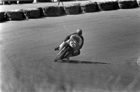 Motorraces Zandvoort. Paul Lodewijkx kwam te vallen in 250cc klasse, Bestanddeelnr 921-5255