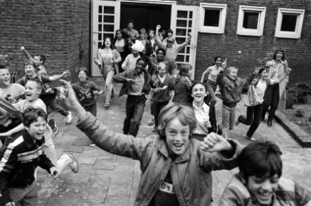 Morgen begint voor de meeste lagere scholen de zomervakantie 6e klassers rennen , Bestanddeelnr 931-5757