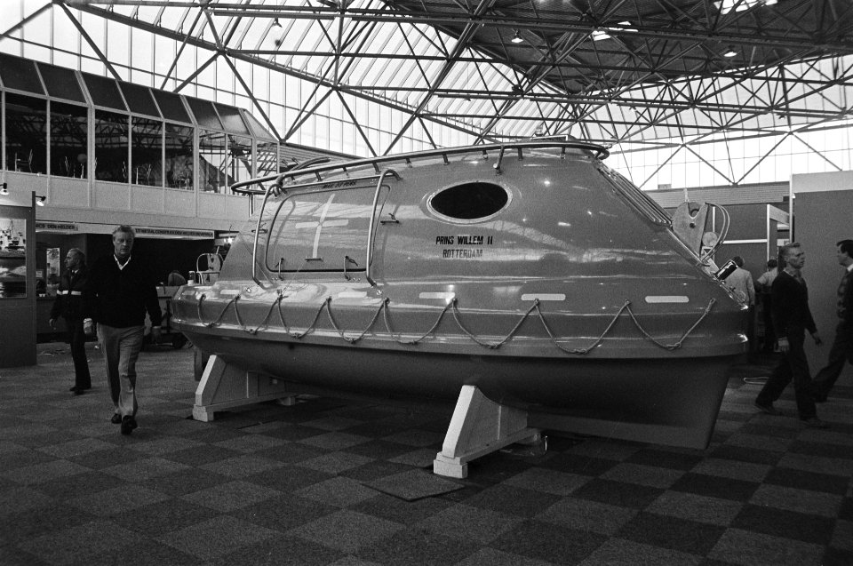 Morgen begint in de RAI de Holland Offshore tent. een gesloten reddingssloep spe, Bestanddeelnr 933-1547