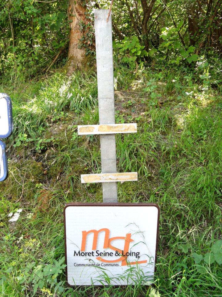 Moret-Loing-et-Orvanne (Seine-et-Marne) entrée de Veneux-les-Sablons (3) panneau d'entrée enlevé, 08-2017