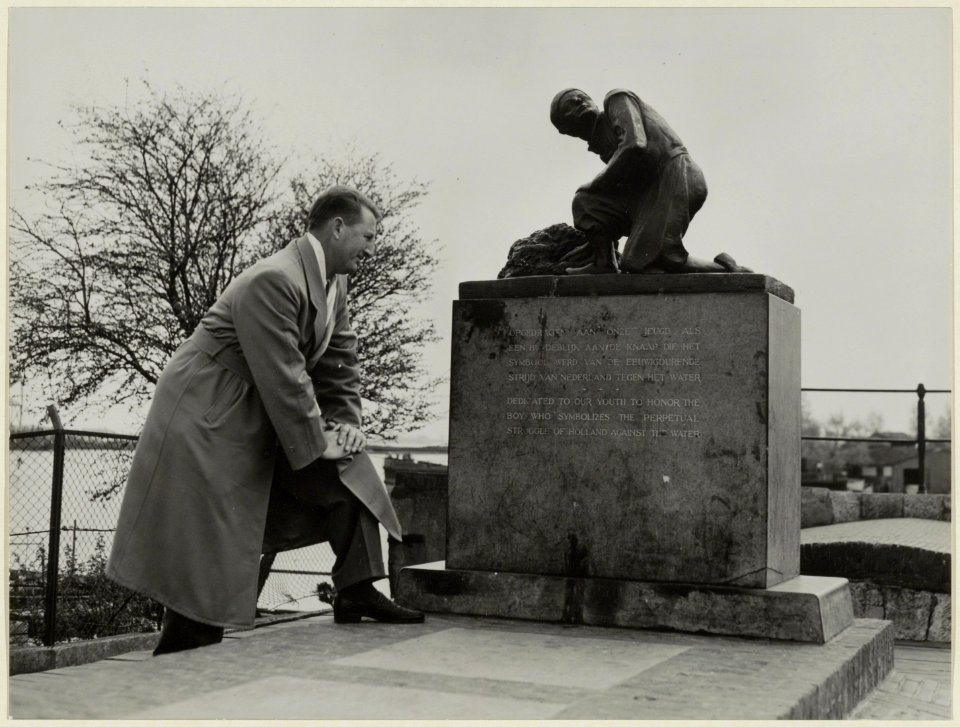Monument van Hansje Brinker op de Woerdersluis aan de IJdijk tijdens het bezoek van mr. David Dodge. NL-HlmNHA 54004636