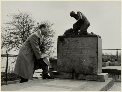 Monument van Hansje Brinker op de Woerdersluis aan de IJdijk tijdens het bezoek van mr. David Dodge. NL-HlmNHA 54004636