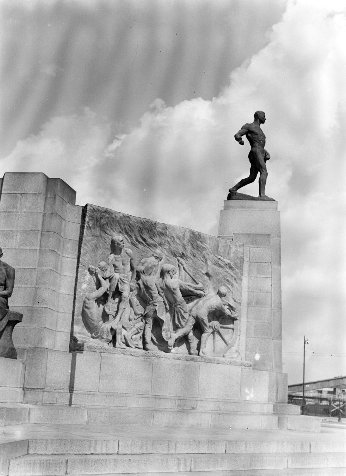 Monument van de Arbeid bij de Van Praetbrug (Laken) in Brussel door Constantin M, Bestanddeelnr 191-0016
