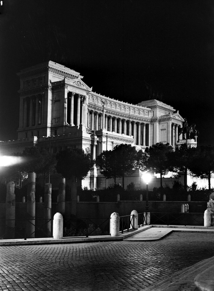 Monument van Victor Emanuel II bij nacht, Bestanddeelnr 191-1296
