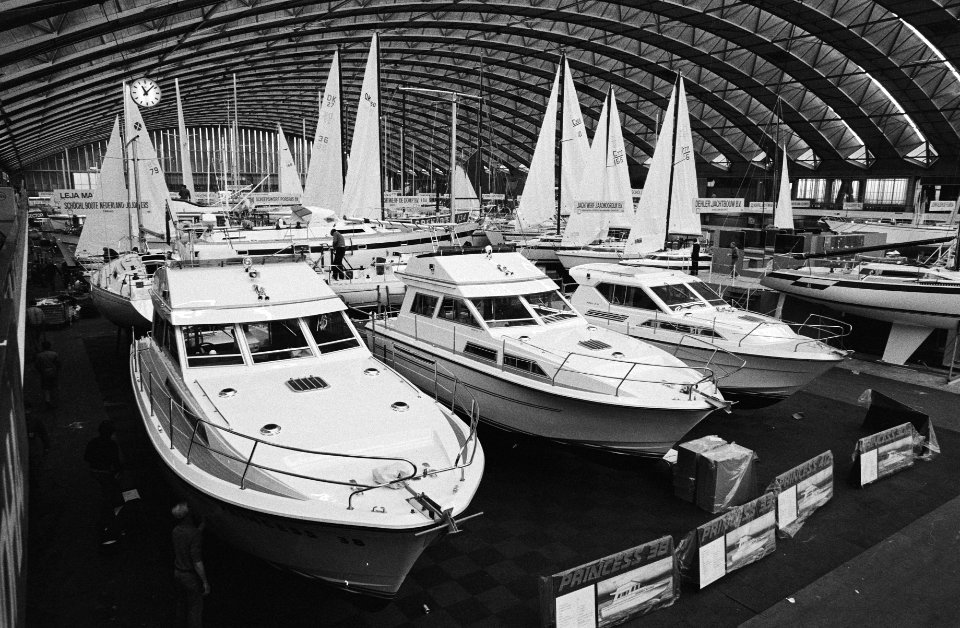 Morgen opent in Amsterdamse Rai de Hiswa 1981, overzicht (op voorgrond motorboten), Bestanddeelnr 931-3710