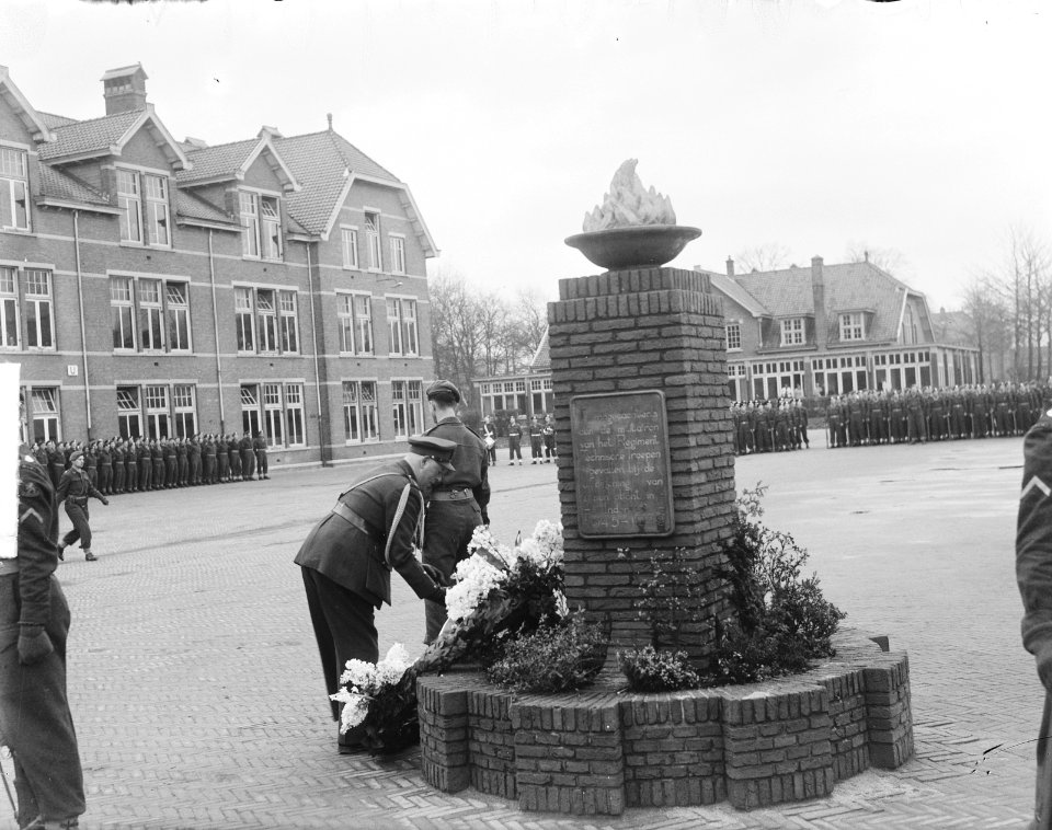 Monument Regiment Technische Troepen op het terrein van de Kromhoutkazerne te Ut, Bestanddeelnr 904-4452