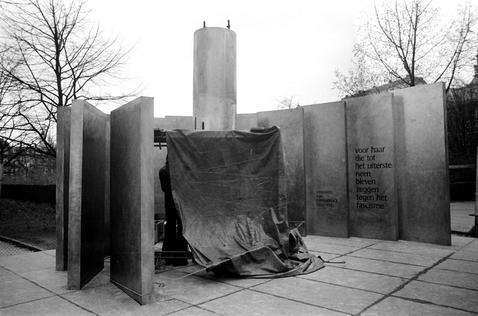Monument ter nagedachtenis aan vrouwen in Ravensbruck op Museumplein in Amsterda, Bestanddeelnr 927-8120