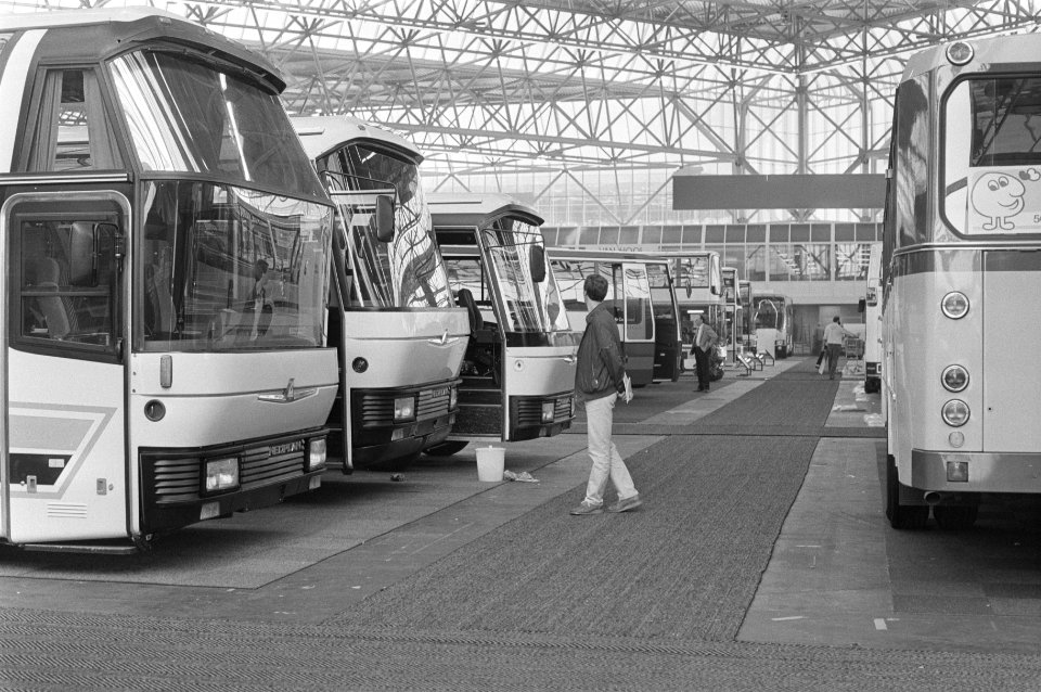 Morgen opent tentoonstelling Autobus RAI. Stand van Gottlob Auwärter met bussen…, Bestanddeelnr 933-0835