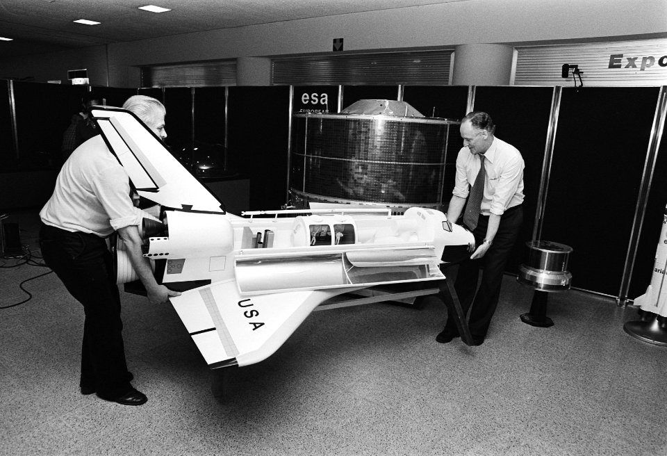 Morgen Sterrekunde-dag in Congrescentrum in Den Haag, georganiseerd door Teleac, 2 medewerkers van ESA plaatsen model van Amerikaanse Space-shuttle, Bestanddeelnr 931-3707