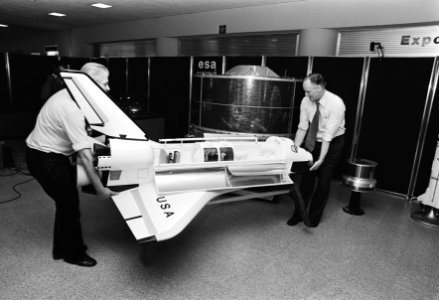Morgen Sterrekunde-dag in Congrescentrum in Den Haag, georganiseerd door Teleac, 2 medewerkers van ESA plaatsen model van Amerikaanse Space-shuttle, Bestanddeelnr 931-3707