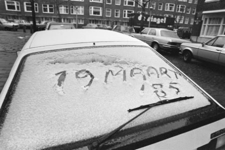 Morgen begint de lente auto onder de sneeuw met daarin geschreven 19-3-1985, Bestanddeelnr 933-2703