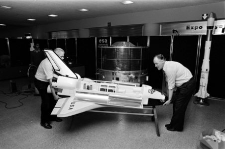 Morgen Sterrekunde-dag in Congrescentrum in Den Haag georganiseerd door Teleac, 2 medewerkers van ESA plaatsen model van Amerikaanse Space-shuttle
