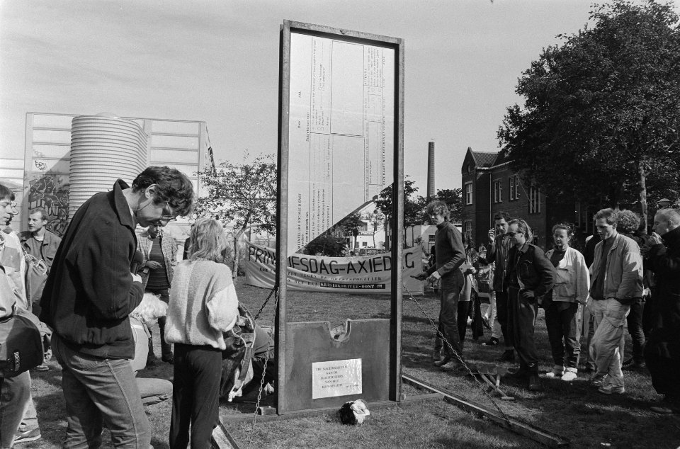 Monument ter herdenking slachtoffers crisisbeleid in Amsterdam onthuld door Mari, Bestanddeelnr 933-7622