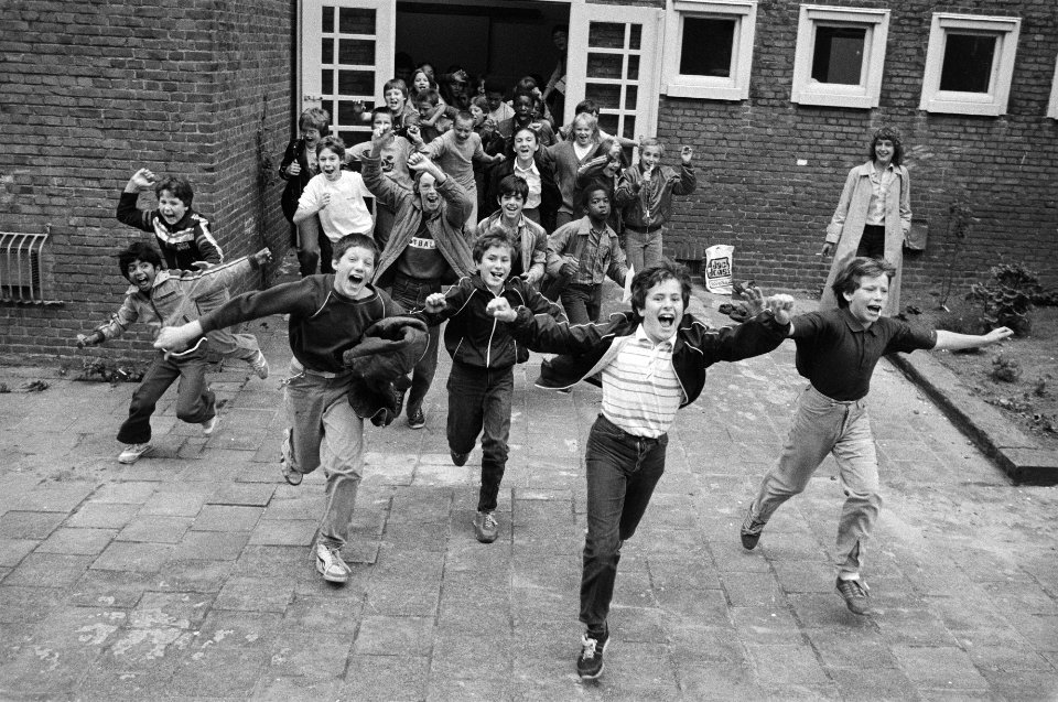 Morgen begint voor de meeste lagere scholen de zomervakantie 6e klassers rennen blij de school uit, Bestanddeelnr 931-5757