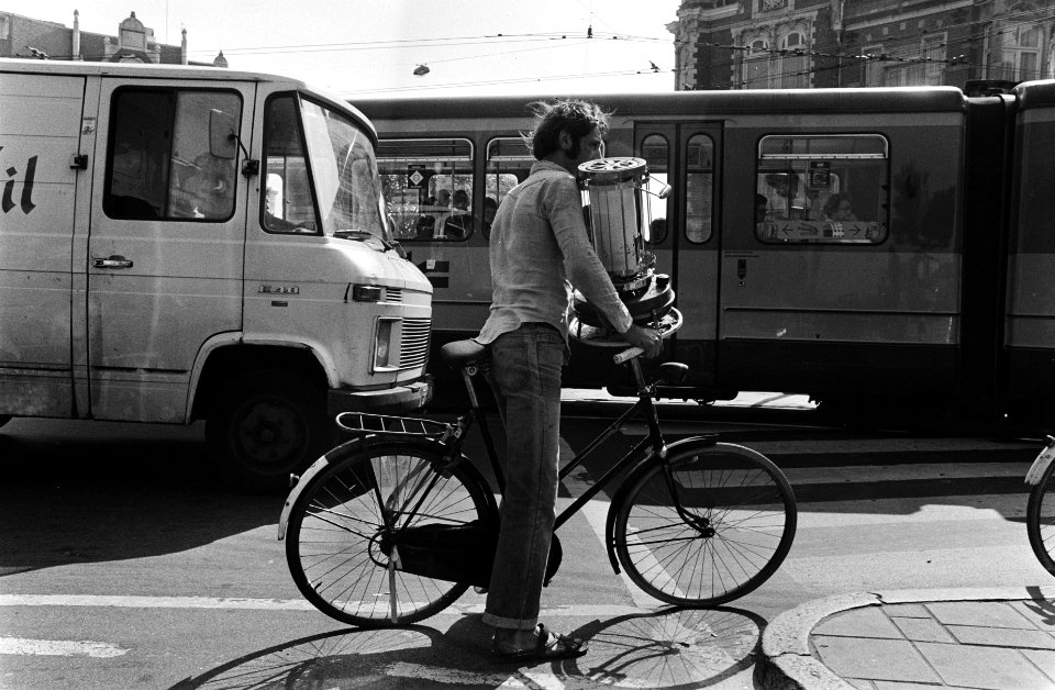 Morgen begint de zomer fietsen in Amsterdam met petroleumkachel op stuur, Bestanddeelnr 929-7802