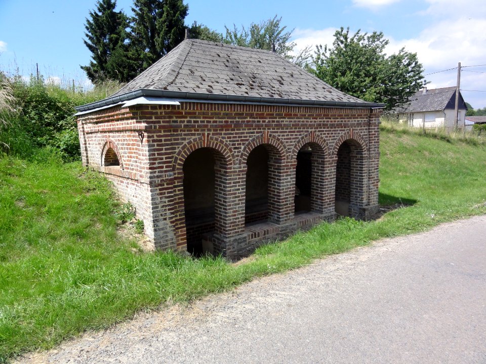 Morgny-en-Thiérache (Aisne) lavoir rue du château