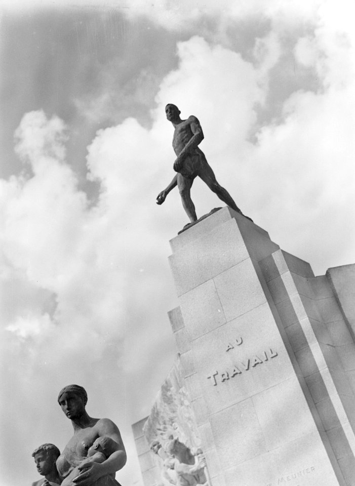 Monument van de Arbeid bij de Van Praetbrug (Laken) in Brussel door Constantin M, Bestanddeelnr 191-0015