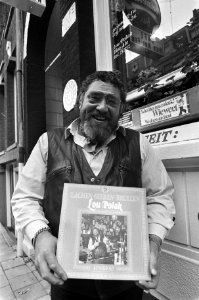 Moppen-LP van Lou Polak gepresenteerd in cafe Vier nul een in Amsterdam Lou P, Bestanddeelnr 927-4868