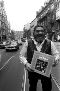 Moppen-LP van Lou Polak gepresenteerd in cafe Vier nul een in Amsterdam Lou P, Bestanddeelnr 927-4867