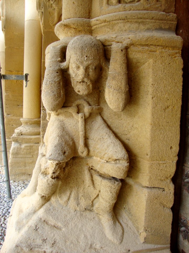 Morlaàs (Pyr-Atl, Fr) Église Ste-Foy, statue du porche