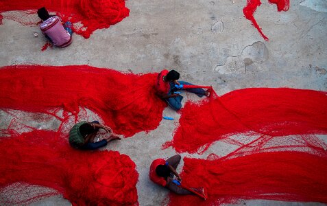Netting red people working together