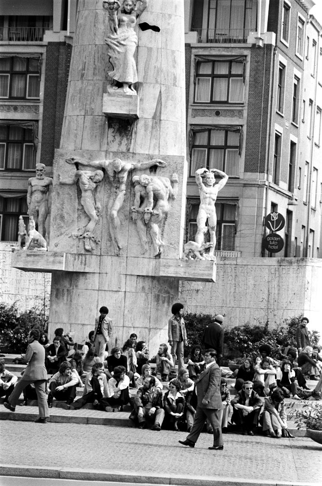 Mooi weer in Amsterdam drukte rond het Nationaal Monument op de Dam, Bestanddeelnr 927-8855