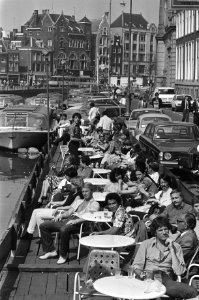 Mooi weer in Amsterdam terras bij rondvaartbootmij op Rokin, Bestanddeelnr 930-7733