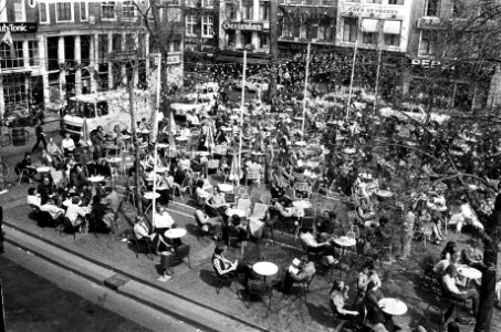 Mooi weer in Amsterdam drukte op het Leidsepleinterras, Bestanddeelnr 927-8857