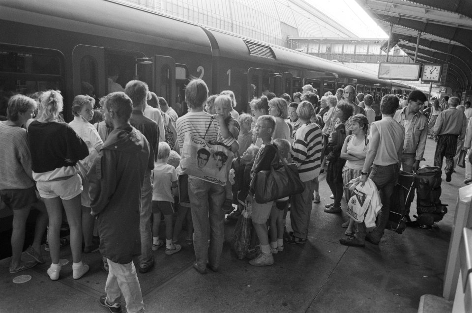 Mooi weer drukte bij trein naar Zandvoort op CS Amsterdam, Bestanddeelnr 934-2950