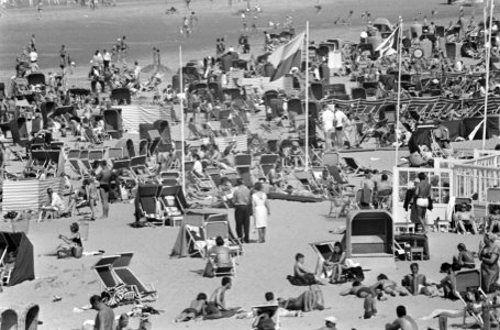 Mooi weer aan het strand, enorme drukte aan het strand, Bestanddeelnr 918-0741