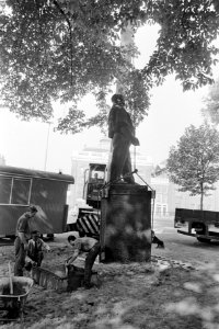 Monument de Dokwerker op J.D. Meyerplein wordt ongeveer 25 meter verplaatst Dok, Bestanddeelnr 923-5797