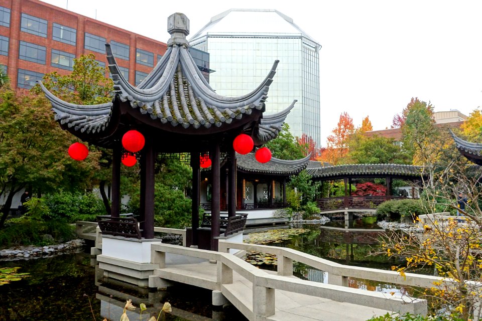 Moon Locking Pavilion- Lan Su Chinese Garden - Portland, Oregon - DSC01576