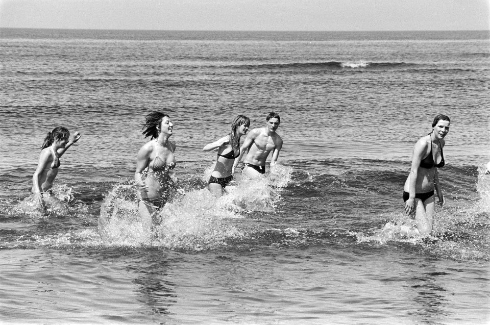 Mooi weer, mensen rennend door zee in Egmond aan Zee, Bestanddeelnr 932-1593