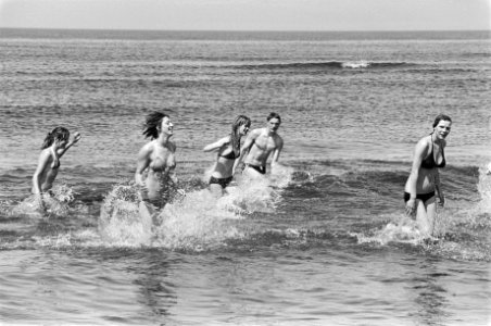 Mooi weer, mensen rennend door zee in Egmond aan Zee, Bestanddeelnr 932-1593