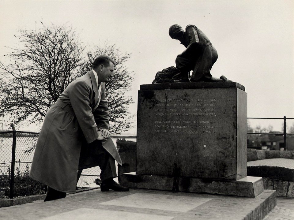 Monument Hans Brinker op de Woerdersluis tijdens een bezoek van David Dodge