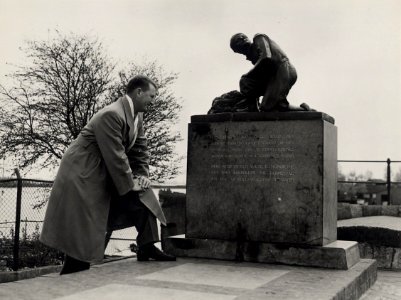 Monument Hans Brinker op de Woerdersluis tijdens een bezoek van David Dodge